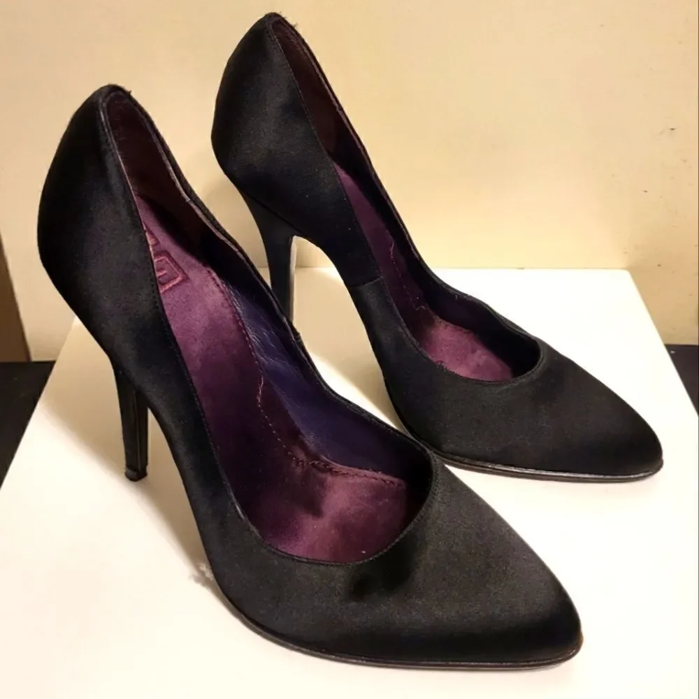 Givenchy Paris Black Peau de Soie Pumps Sz. 6.5 US/37 EU Ret$1175 Made in Italy